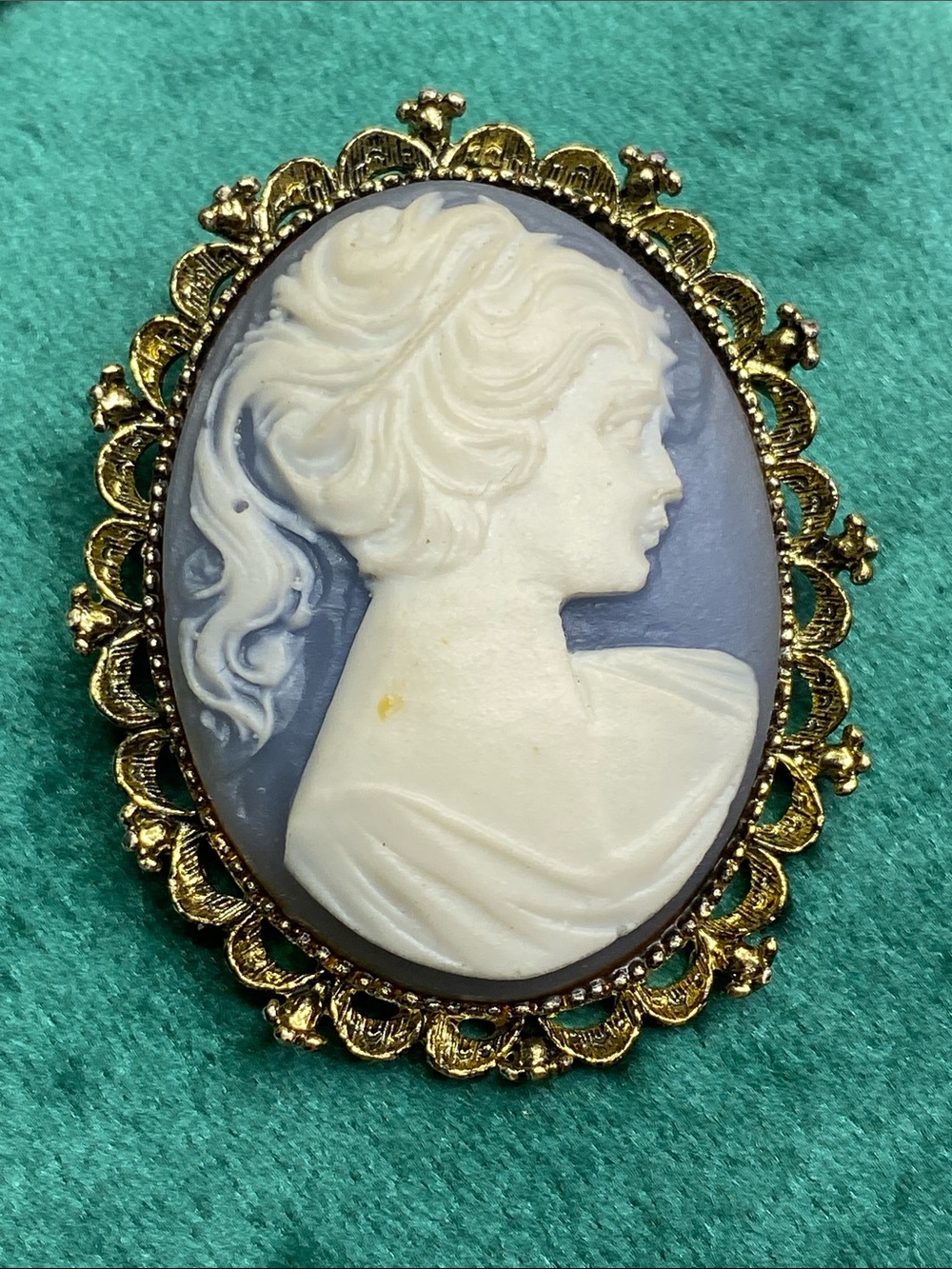 Gold Filigree White & Lavender Cameo Brooch - Elegant Women's Jewelry Pendant